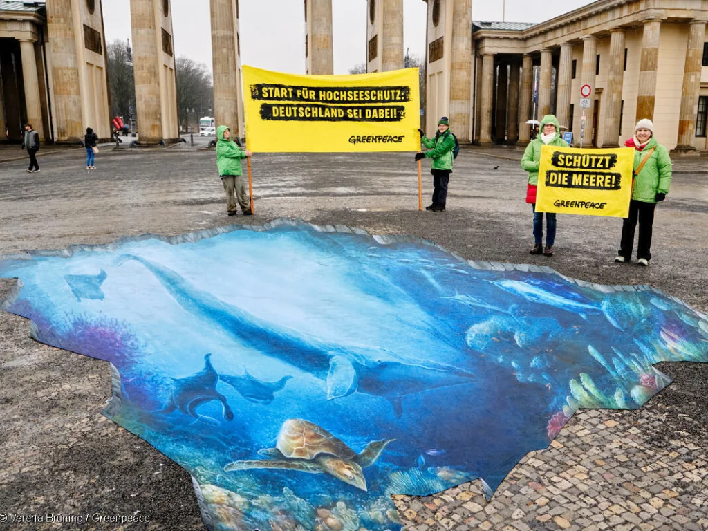 Mural en el suelo para celebrar el Tratado Global de los Océanos en Berlín. Foto cortesía de © Verena Brüning / Greenpeace.