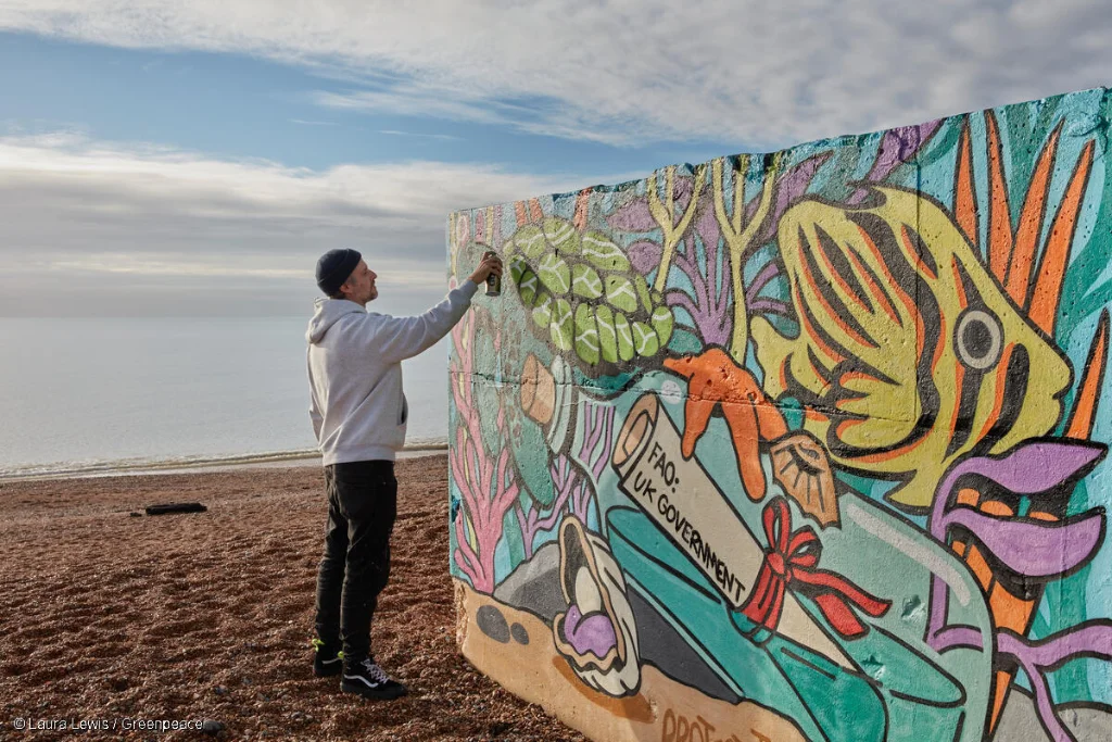 Artistas presentan arte callejero en St Leonards-On-Sea para celebrar la protección de los océanos. Foto cortesía de © Laura Lewis / Greenpeace.