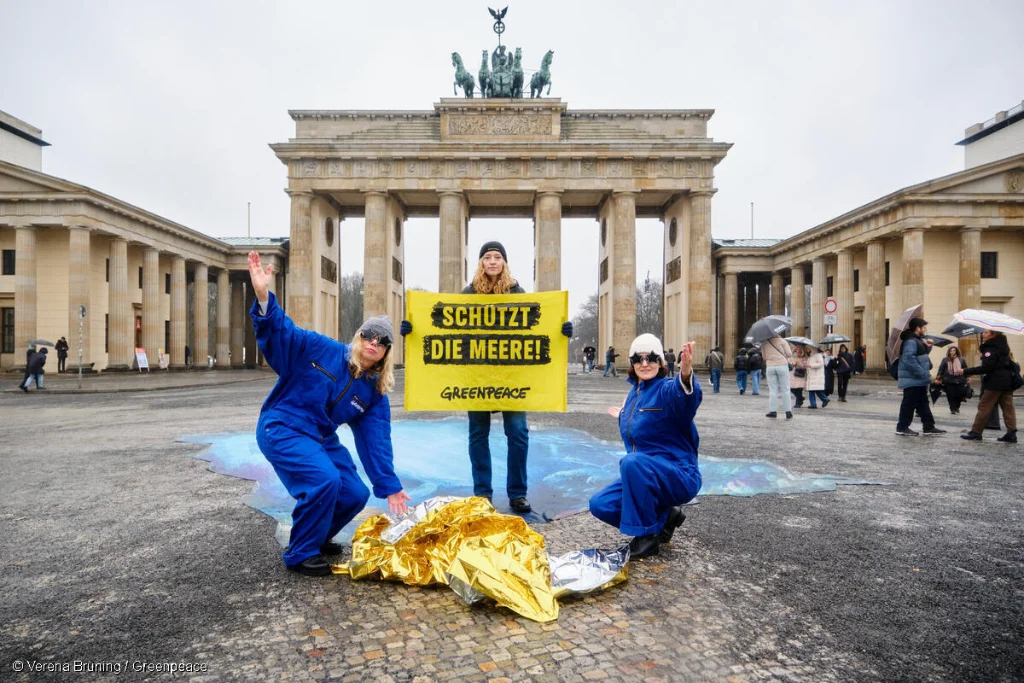 Dos activistas de Greenpeace recrean una actuación del dúo de magos Siegfried & Joy en la Puerta de Brandeburgo de Berlín. Foto cortesía de © Verena Brüning / Greenpeace.