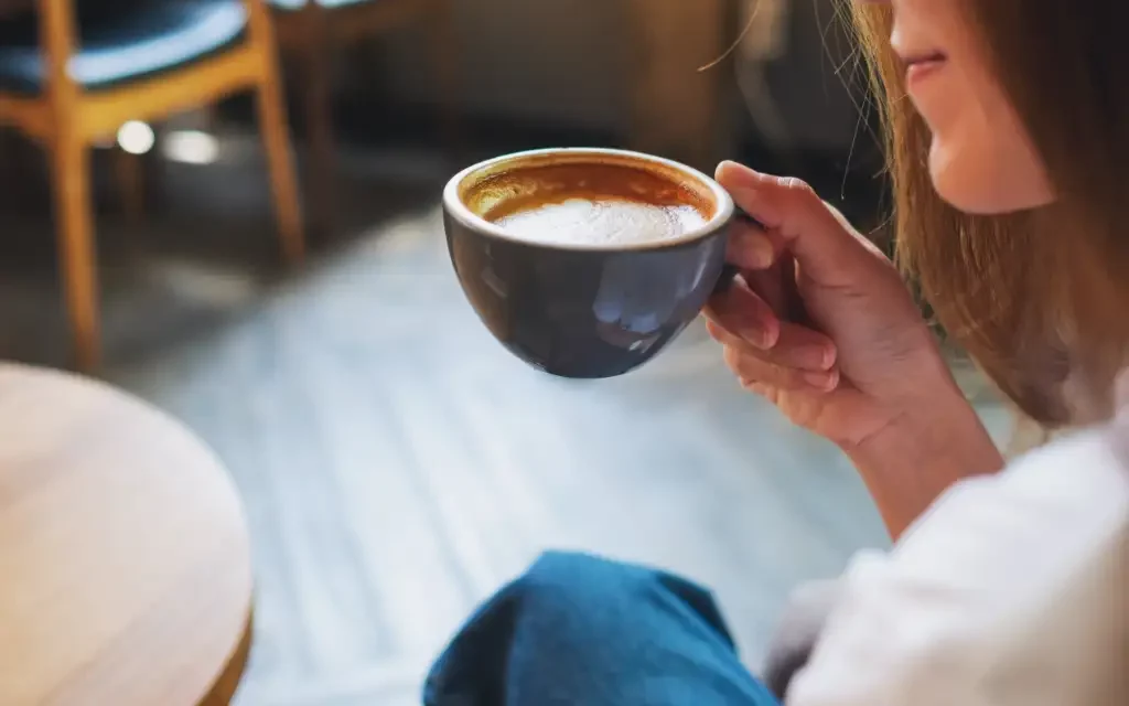 Tomar café o te diariamente disminuye el riesgo de demencia