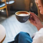 Tomar café o te diariamente disminuye el riesgo de demencia