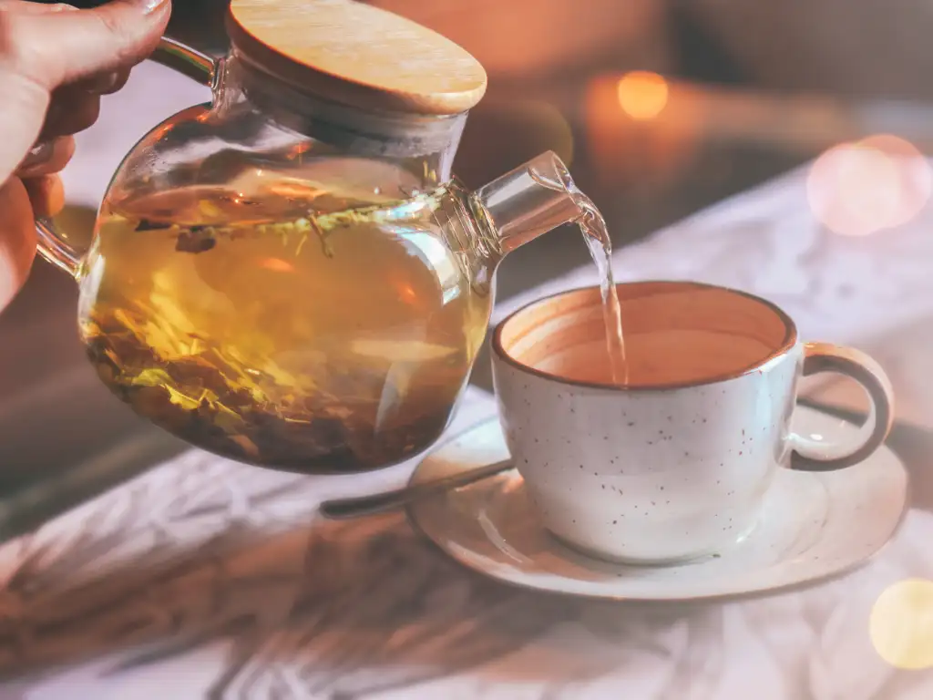 El café y el té contienen ingredientes bioactivos como los polifenoles y la cafeína, que se han revelado como posibles factores neuroprotectores que reducen la inflamación y el daño celular, a la vez que protegen contra el deterioro cognitivo