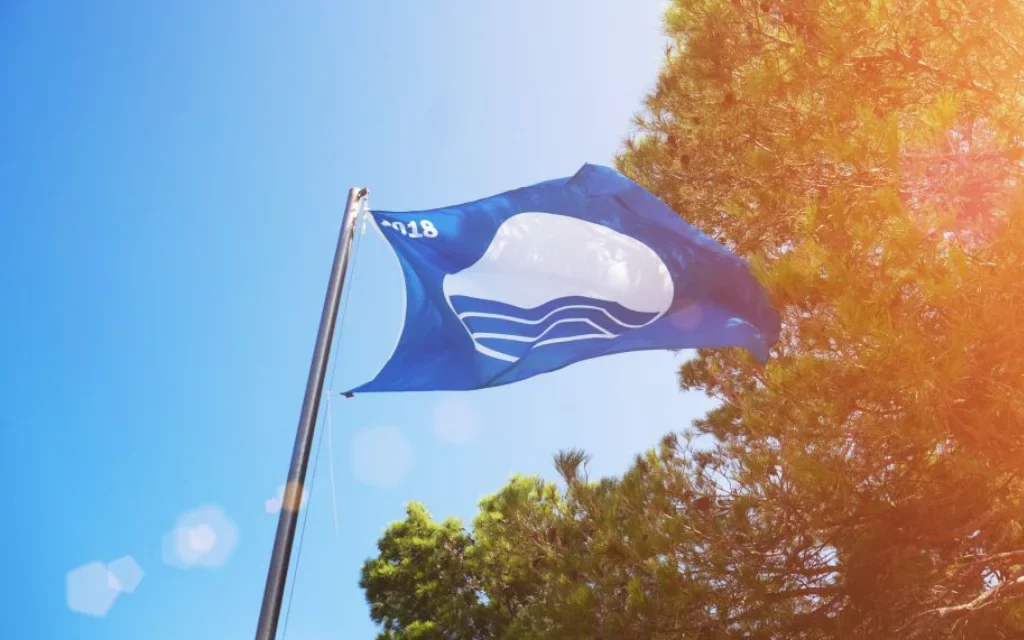 Nuevo récord mundial de banderas azules en España con 677 playas galardonadas