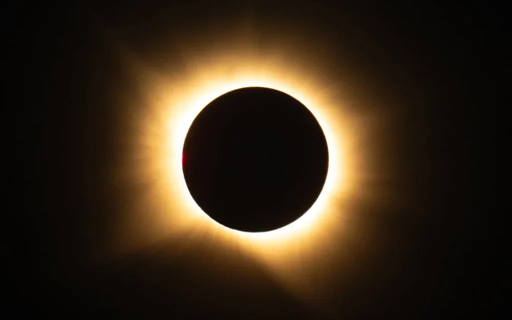 España deslumbra al mundo con un histórico eclipse total de sol