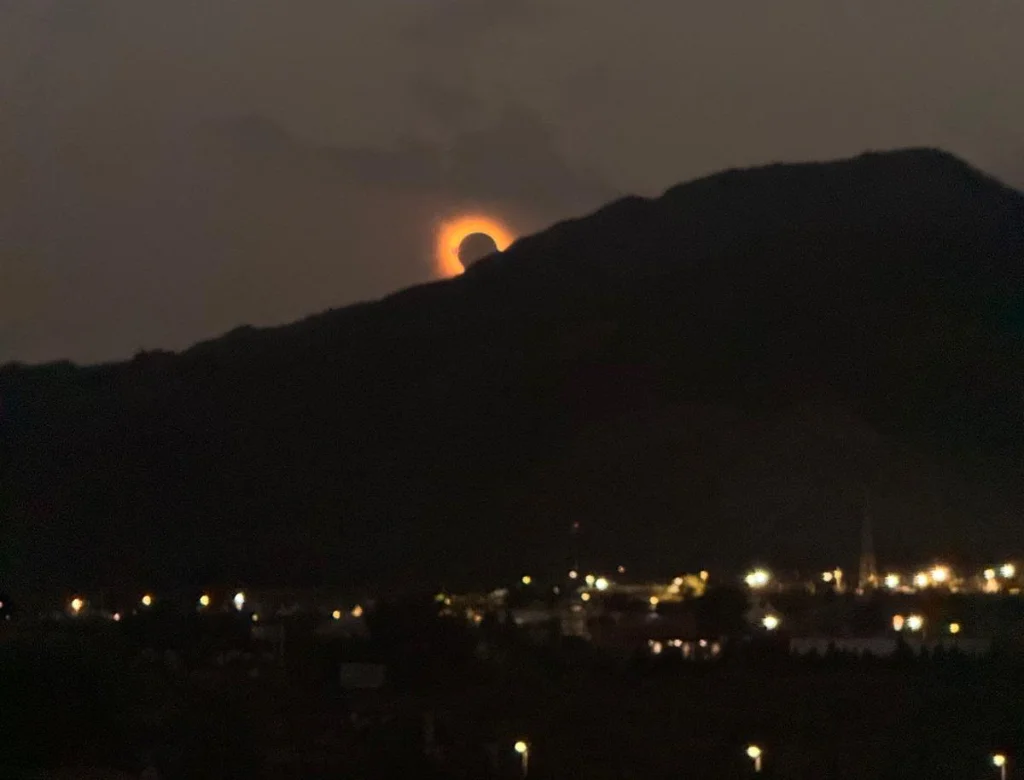 El eclipse de sol en su forma total en la montaña de Santa Águeda de Benicàssim | Foto de Servimedia/J. Aldea