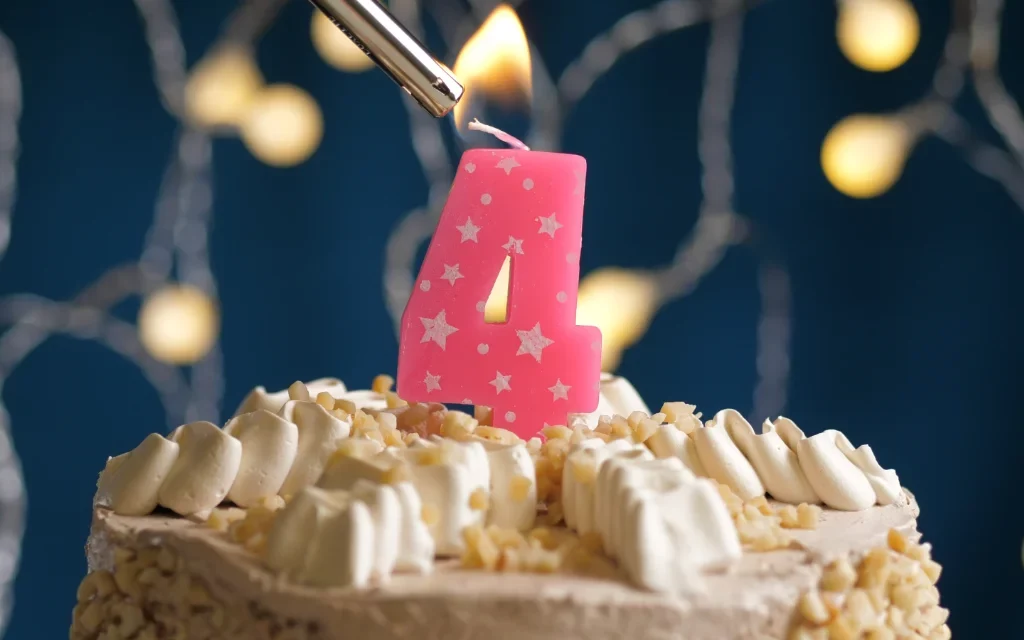 Alejandra sopla las velas por primera vez en su cuarto cumpleaños