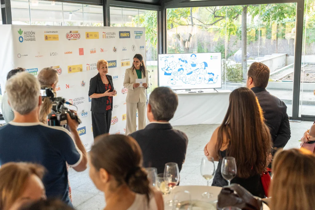 La chef Susi Díaz, embajadora de Acción contra el Hambre, junto a la consultora gastronómica Tania Anta durante la presentación de la edición 2026